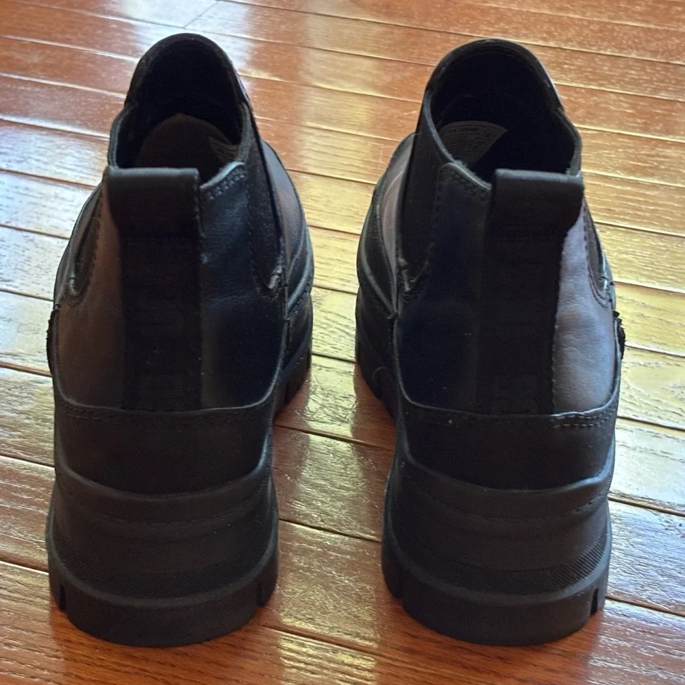 UGG Black Platform Chelsea Boots. Size 8.5. Like New. - Picture 5 of 5